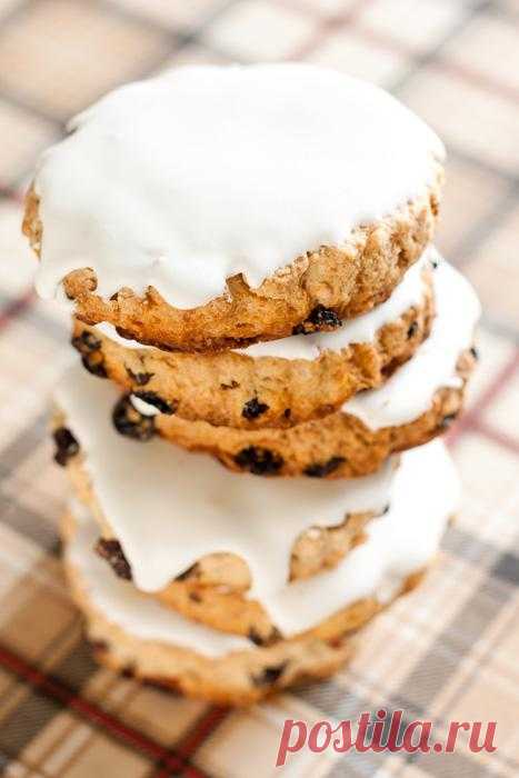 Печенье для хоббита из «Хоббит».
Гэндальф сидел во главе стола в окружении тринадцати гномов, а Бильбо расположился на скамеечке у камина, покусывая печенье (его аппетит совсем пропал) и пытался выглядеть так, как будто все было совершенно обыкновенно и ни в малейшей степени не напоминало приключение.