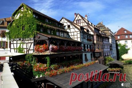 Страсбург - столица Эльзаса, интеллектуальный, культурный и промышленный центр северо-восточной Фран Город расположен в 3 км от Рейна, в соседстве с Германией. Поэтому его название звучит вполне по-немецки, и если вы не подкованы в географии, Страсбург можно отнести к прочим немецким «бургам». Страсбург обычно ассоциируется с международными правозащитными организациями: Совет Европы,...