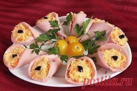 Топ-10 бесподобных закусок
1. Закусочка вкусная
Ингредиенты:
Свежие помидоры - 0,5 кг. или 4 средние
Лук репчатый - 1 головка
Для маринада:
4 ложки растительного масла
2 ст.л. лимонного сока
1 ч.ложка сушеного базилика
1 ч.ложка меда
3 зубчика чеснока
на кончике ножа - соль.
Красный молотый перец(я взяла 1 маленький засушенный стручок)
Приготовление:
Помидоры нарезать кружочками, лук - полукольцами
Приготовить маринад - чеснок мелко изрубить(не выдавливать), все ингредиент...
