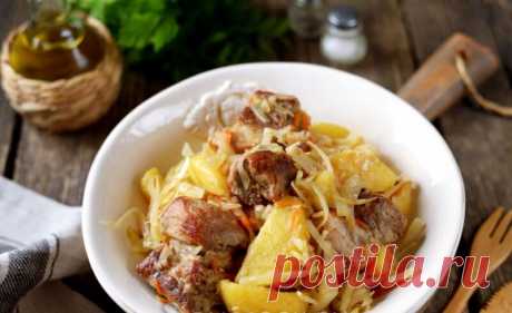 Тушеная картошка с капустой и ребрышками за (60) минут Тушеная картошка с капустой и ребрышками имеют насыщенный вкус. Свиные рёбрышки жирные, и хорошо сочетаются с овощами.