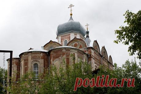 Церковь Успения Пресвятой Богородицы в г. Вышний Волочек Тверской области. Вид с северо-востока. 17 августа 2012 года. Фотo: © Яшина Марина  | Тверская область Вышний Волочек Церковь Успения Пресвятой Богородицы Апсида Фотография