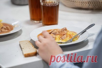 В школьных столовых Петербурга нашли картофель с яйцами глистов и стафилококк в салате