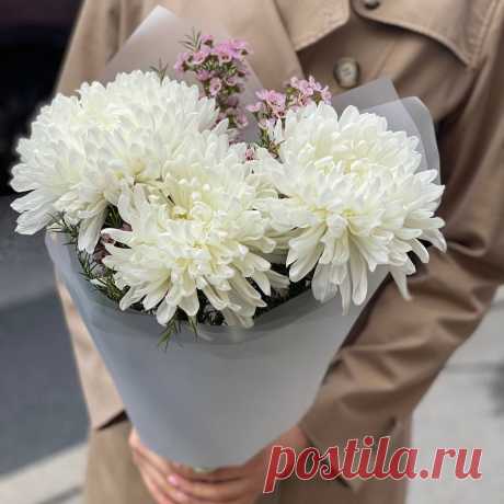 Букет из хризантем и хамелациума