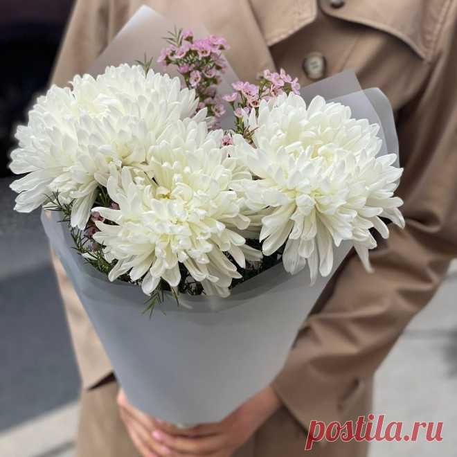 Букет из хризантем и хамелациума