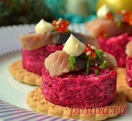 Закуска с сельдью на крекерах — Вкусно!