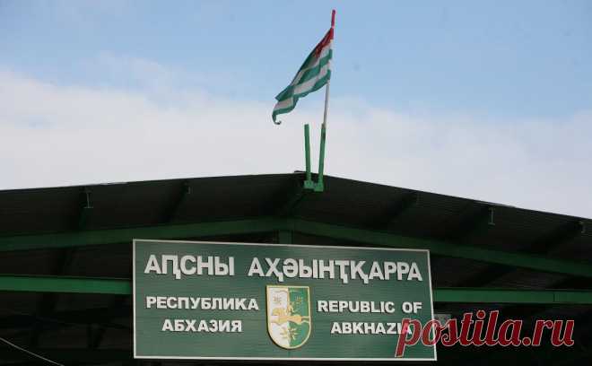 На границе России и Абхазии закрыли пункт пропуска из-за угрозы дронов. В городе Сочи объявлена угроза ПВО. Для полетов закрыли аэропорт, пункт пропуска на границе с Абхазией. Туристов эвакуировали с пляжей