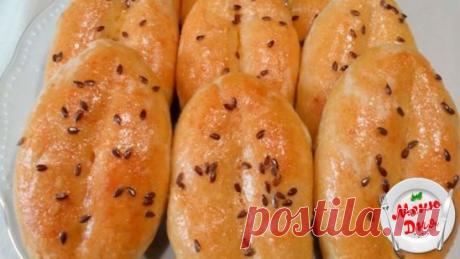 Готовим дома. Пирожки на кефире с сыром без дрожжей. 
 Ингредиенты:
тесто 
●мука пшеничная 400 г 
●разрыхлитель 12 г 
●соль 1 ч.л. 
●сахар 1 ч.л. 
●яйца куриные (+ 1 белок) 1 шт. 
●масло сливочное 100 г 
●масло растительное 60 мл 
●кефир 100 мл 
●уксус 9% 15 мл 
начинка 
●сыр адыгейский 250 г 
●яйца куриные 1 шт.