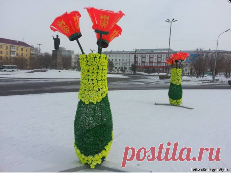 Заменили праздничные вазы с цветами у Акимата г.Караганды