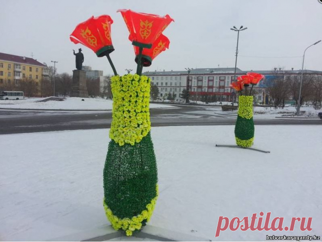 Заменили праздничные вазы с цветами у Акимата г.Караганды