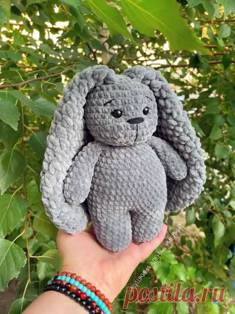 PDF Зайчик Уголёк крючком. FREE crochet pattern; Аmigurumi toy patterns. Амигуруми схемы и описания на русском. Вязаные игрушки и поделки своими руками #amimore - зайка из плюшевой пряжи, заяц, плюшевый зайчик, кролик, зайчонок, крольчонок.