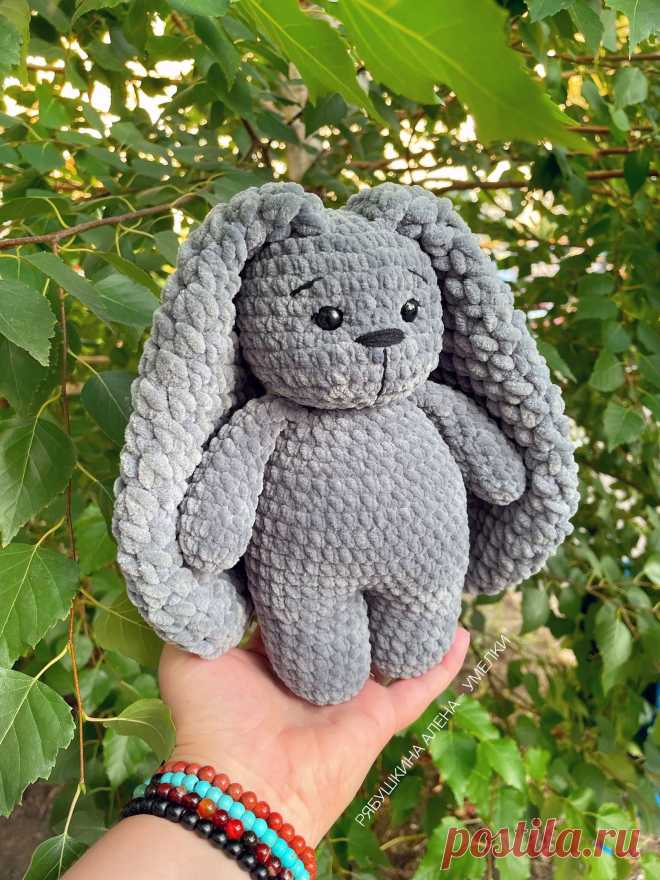 PDF Зайчик Уголёк крючком. FREE crochet pattern; Аmigurumi toy patterns. Амигуруми схемы и описания на русском. Вязаные игрушки и поделки своими руками #amimore - зайка из плюшевой пряжи, заяц, плюшевый зайчик, кролик, зайчонок, крольчонок.