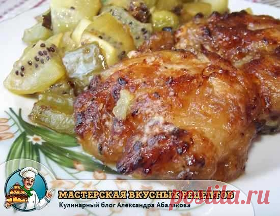 Очень вкусная жареная на сковороде курица с киви и овощами
