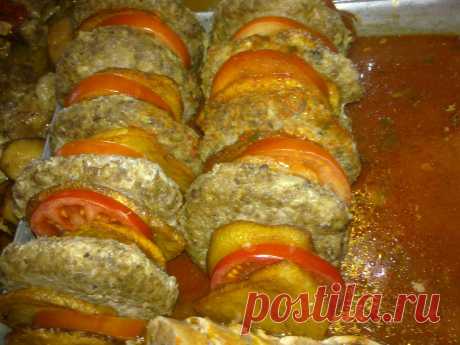 говяжие котлетки с помидорами и жареной во фритюре картошкой.