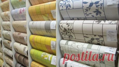 Как правильно резать обои 

Прежде чем начать оклейку стен, на обоях следует обрезать кромки, если они имеются. После этого важно правильно раскроить обои. Для этого проводится разметка, по которой будет разрезаться полотно. Если на обоях имеется рисунок, то его необходимо правильно стыковать. Как резать обои? Как стыковать рисунок? Что нужно учитывать в процессе выполнения этих раскройных работ? Об этом речь пойдет в статье. 

Инструменты для резки 

Если для резки обоев ...