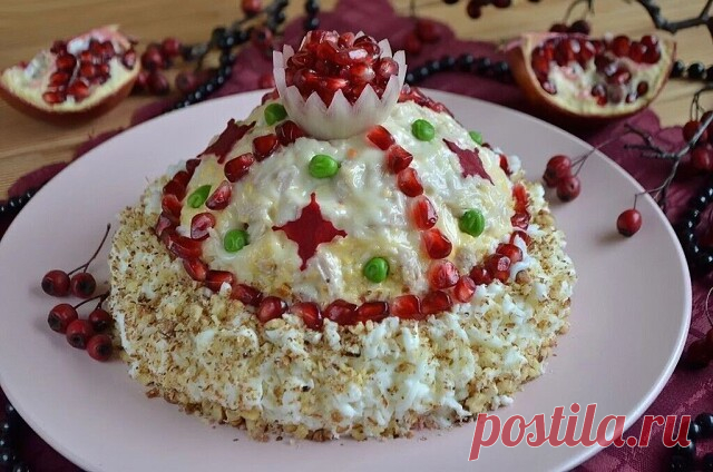 ТОП-10 НЕОБЫЧНЫХ ПРАЗДНИЧНЫХ САЛАТОВ
Как красиво и вкусно украсить ваш стол

1. Салат «Свеча»

Ингредиенты:
- вареный картофель – 2 шт.,
- яйца вареные – 3 шт.,
- копченое мясо – 300 г,
- луковица – 1 шт.,
- сыр твердый – 150 г,
- майонез
Для украшения:
- зелень укропа – 1 пучок,
- перец сладкий красный – 1,
- перец желтый – 1,
- чернослив – 1 шт.,
- морковь – 1.

Картофель отварить в мундире, охладить, затем очистить. Натереть на крупной терке, немного посолить и выложить...