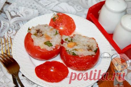 Фаршированные помидоры, запеченные в духовке. Рецепт без мяса Фаршированные помидоры замечательно впишутся в рацион тех, кто ищет рецепты для раздельного питания. Подойдут они и вегетарианцам, и для поста. Яркие сочные томаты в союзе с вареным рисом и зеленью запекаются в духовке.