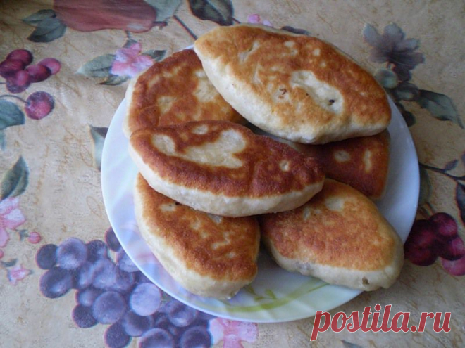 Бабушкины пирожки
Для приготовления блюда Бабушкины пирожки необходимы следующие ингредиенты: 3 стакана пшеничной муки, 1 стакан воды (молока), 1 столовая ложка орехового масла, 1 стакан джема (повидло или густое варенье), сахарная пудра, 1 стакан масла растительного, соль на пробу.