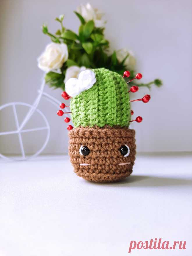 PDF Кактусик крючком. FREE crochet pattern; Аmigurumi toy patterns. Амигуруми схемы и описания на русском. Вязаные игрушки и поделки своими руками #amimore - маленький кактус в горшочке, растение, колючка, игольница.
