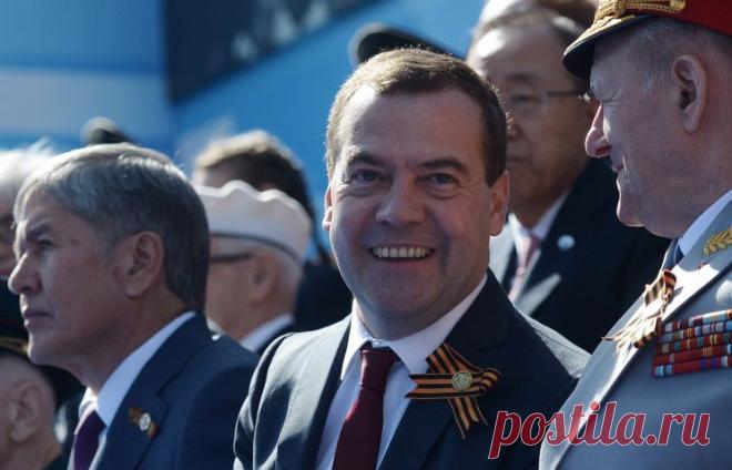 МОСКВА, 9 мая. /ТАСС/. Премьер-министр России Дмитрий Медведев поздравил россиян с 70-й годовщиной Победы в Великой Отечественной войне. "С Днем Великой Победы!" - написал глава правительства на своей страничке в социальной сети Facebook. / Премьер-министр РФ Дмитрий Медведев (в центре) © Алексей Никольский/пресс-служба президента РФ/ТАСС | ТАСС: Общество - Медведев поздравил россиян с Днем Победы и опубликовал фотографии с парада