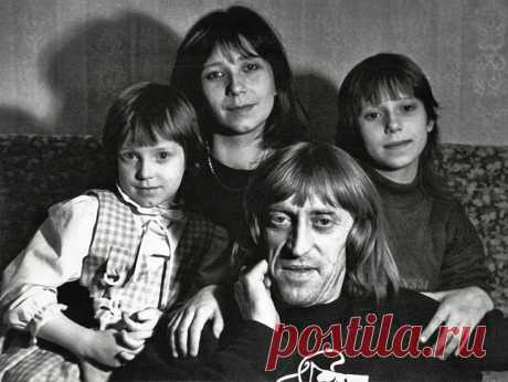 Знаменитости в кругу семьи. Фото из домашних архивов. Виктор Авилов с женой Галиной и дочерьми Олей и АнейСаша Пороховщиков с мамой Галиной Александровной, 1939 годАнастасия Вертинская с мамой и сыномМихаил Боярский с семьёйВениамин Смехов с дочерьюЮлиан…
