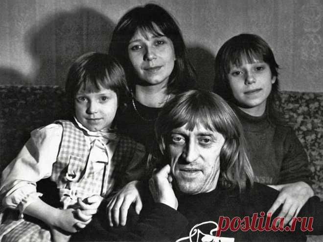 Знаменитости в кругу семьи. Фото из домашних архивов. Виктор Авилов с женой Галиной и дочерьми Олей и АнейСаша Пороховщиков с мамой Галиной Александровной, 1939 годАнастасия Вертинская с мамой и сыномМихаил Боярский с семьёйВениамин Смехов с дочерьюЮлиан…
