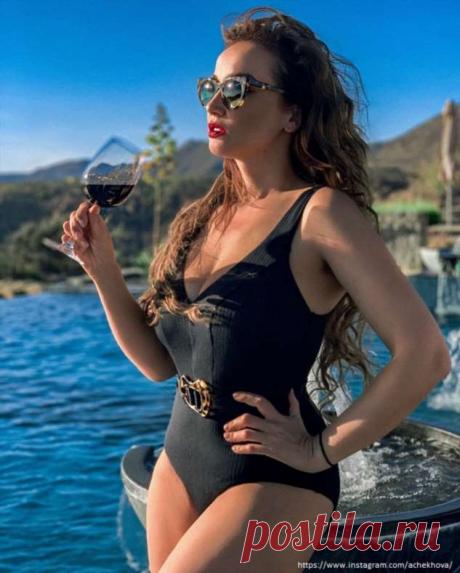 Анфиса Чехова похвасталась фигурой в черном купальнике | Краше Всех