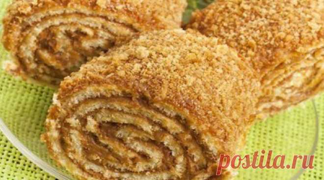 Вкусный десертный бисквитный рулет с начинкой из вареной сгущенки. Угостите таким лакомством близких и гостей! Вы давно искали рецепт приготовления вкусного медового рулета со сгущенным молоком? Тогда воспользуйтесь нашими рекомендациями. Результат ваших трудов приятно удивит ваших близких!