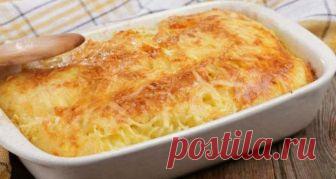 Вкуснее этого вы в жизни ничего не пробовали! ИНГРЕДИЕНТЫ: –Картофель — 500 гр –Лук репчатый — 100 гр –Шампиньоны — 500 гр –Куриное филе — 400 гр –Молоко 0,5% — 100 гр –Сливки 10% — 50 гр –Сыр — 100 гр –Мука — 20 гр ПРИГОТОВЛЕНИЕ: 1. Курицу режем кусочками и обжариваем без масла до белого цвета. 2. Переложить курицу в тарелку и на этой же сковороде тушить нарезанный полукольцами лук с порезанными на четвертинки шампиньонами, пока не испарится влага. 3. Параллельно отварива...