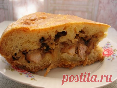 Мясной пирог &quot;Бойкий старик&quot;
=Тесто № 1:

Мука — 1,5 стакана
Яйцо — 1 шт.
Сливочное масло — 100 г
Сода — 1 ч.ложка
Вода — 2 ст. ложки
Соль – 1 ч. ложка
------------------------------

Тесто № 2:

Мука — 1 стакан
Майонез — 200 г
Яйца — 2 шт.
Сода — 1 чайная ложка (без горки)
------------------------------

Начинка:

Мясо — 600 г
Лук репчатый 7-8 шт. (крупных)
Соль
Перец (по вкусу)