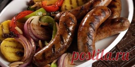 Купаты с соусом, приготовленные в мультиварке 
Купаты – это рубленое мясо, которое заправлено в длинную оболочку из-под кишок. По внешнему виду это небольшие колбаски, которые готовят разными способами – запекают, обжаривают или делают на пару.
Э…