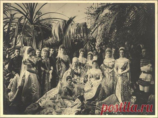 Великие княгини в придворных русских платьях на коронации Николая II.