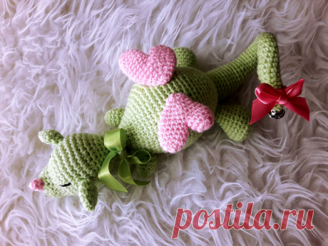 PDF Дракончик Кайл. FREE amigurumi crochet pattern. Бесплатный мастер-класс, схема описание для вязания амигуруми крючком. Игрушки своими руками! Дракон, dragon, dragão, drache, ドラゴン, smok, ejderha, draken, draka, drago, הדרקון, deragona. #амигуруми #amigurumi #amigurumidoll #amigurumipattern #freepattern #freecrochetpatterns #crochetpattern #crochetdoll #crochettutorial #patternsforcrochet #вязание #вязаниекрючком #handmadedoll #рукоделие #ручнаяработа #pattern #tutorial #häkeln #amigurumis