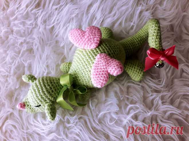 PDF Дракончик Кайл. FREE amigurumi crochet pattern. Бесплатный мастер-класс, схема описание для вязания амигуруми крючком. Игрушки своими руками! Дракон, dragon, dragão, drache, ドラゴン, smok, ejderha, draken, draka, drago, הדרקון, deragona. #амигуруми #amigurumi #amigurumidoll #amigurumipattern #freepattern #freecrochetpatterns #crochetpattern #crochetdoll #crochettutorial #patternsforcrochet #вязание #вязаниекрючком #handmadedoll #рукоделие #ручнаяработа #pattern #tutorial #häkeln #amigurumis