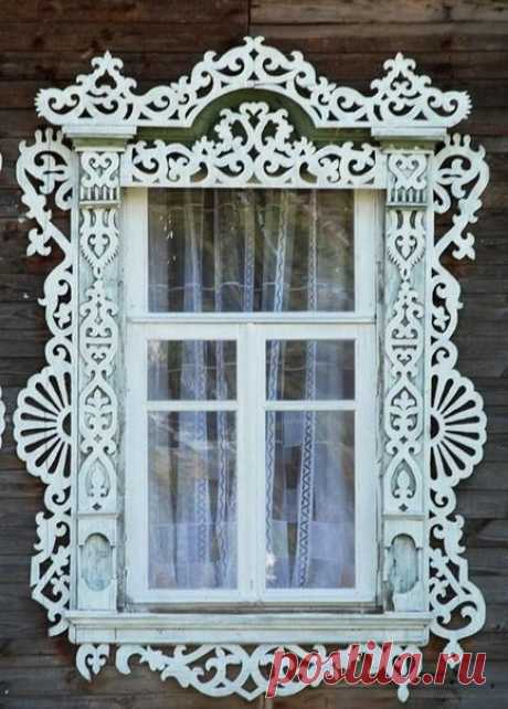 Традиционное русское обрамление окна.