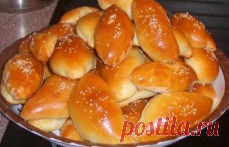 Невероятно вкусные пирожки. Устоять невозможно! Делать их можно с различными начинками: с капустой, мясом или даже сладкие.