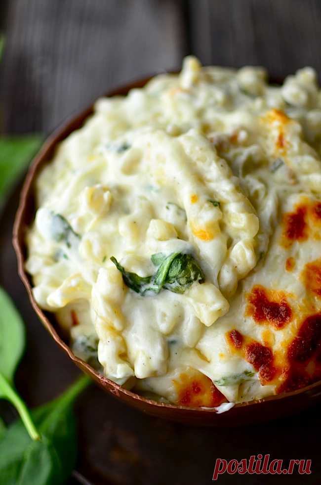 Сырная серия:
Макароны со шпинатом, артишоками и сыром
 
Разогрейте духовку и сварите в кастрюле макароны согласно инструкции на упаковке. Соберите в большой миске по половине чашки свежих артишоков и нарезанного шпината, лук, 3 зубчика чеснока. Добавьте тертый сыр пармезан, 1 чашку сыра моцарелла, 1 стакан тертого швейцарского сыра и сливочный сыр. Перемешайте это все со сваренными макаронами, положите в смазанную форму, добавьте сливки и выпекайте около 30 минут.