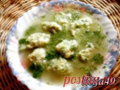 Суп с галушками из кабачка.(куриный бульон)