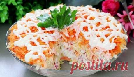 Шахерезада — очень вкусный овощной салат без мяса Слоеный салат идеально подходит как к вегетарианскому меню, так и в качестве закуски к мясным блюдам. Сразу говорю, что делать его достаточно долго, однако дело того стоит — однажды попробовав, он станет постоянным гостем на вашем столе. Мне редко нравятся салаты без мясного составляющего, но «Шахерезада» выступает исключением за счет необычного сочетания вкусов.  Салат состоит из слоев, которые смаз...