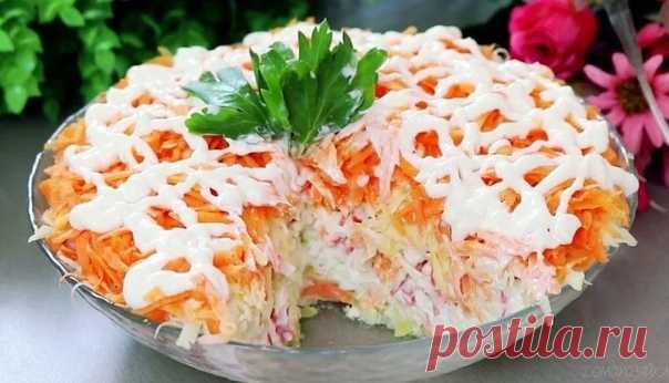 Шахерезада — очень вкусный овощной салат без мяса Слоеный салат идеально подходит как к вегетарианскому меню, так и в качестве закуски к мясным блюдам. Сразу говорю, что делать его достаточно долго, однако дело того стоит — однажды попробовав, он станет постоянным гостем на вашем столе. Мне редко нравятся салаты без мясного составляющего, но «Шахерезада» выступает исключением за счет необычного сочетания вкусов.  Салат состоит из слоев, которые смаз...