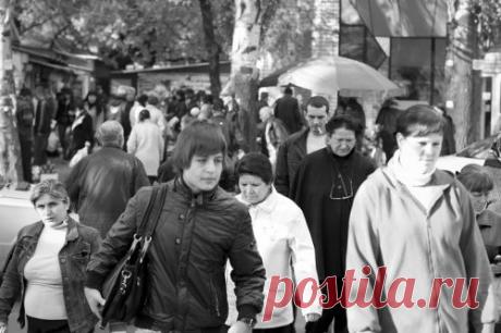 Происходит искусственное психическое заражение общества