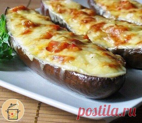 ЛОДОЧКИ ИЗ БАКЛАЖАНОВ
ИНГРЕДИЕНТЫ:
- Куриное филе – 500 г
- Баклажан – 3 шт
- Помидор – 2 шт
- Базилик – 5 г
- Чеснок – 7 г
- Сыр нежирный – 100 г
- Соль, перец - по вкусу
ПРИГОТОВЛЕНИЕ:
Баклажаны разрежьте пополам, аккуратно выньте серединку и мелко ее нарежьте. Все посыпьте солью, чтобы ушла горечь, и оставьте на 30 минут. Баклажанные лодочки промойте, обсушите, смажьте маслом и поставьте их в духовку на 20 минут при температуре 180 градусов. Пока баклажаны запекаются, приготовьт