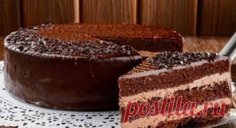 ШОКОЛАДНЫЙ ТОРТ 

ИНГРЕДИЕНТЫ: 

Для бисквита: 
 350 г. сгущённого молока, 
 2 яйца, 
 125 г. пшеничной муки, 
 25 г. какао, 
 1 ч. л. соды. 

Для крема: 
 500 мл молока, 
 150 г. сахара, 
 1 яйцо, 
 70 г. муки, 
 25 г. какао. 

Для глазури: 
 150 г. шоколада, 
 75 мл сливок 35% жирности. 

ПРИГОТОВЛЕНИЕ: 
1. Разогреть духовку до 180 градусов. 
2. Яйца взбить миксером до пышной светлой массы, добавить сгущёнку и соду, перемешать. 
3. Всыпать муку с какао и перемешать (не в...