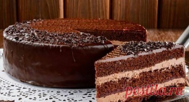 ШОКОЛАДНЫЙ ТОРТ 

ИНГРЕДИЕНТЫ: 

Для бисквита: 
 350 г. сгущённого молока, 
 2 яйца, 
 125 г. пшеничной муки, 
 25 г. какао, 
 1 ч. л. соды. 

Для крема: 
 500 мл молока, 
 150 г. сахара, 
 1 яйцо, 
 70 г. муки, 
 25 г. какао. 

Для глазури: 
 150 г. шоколада, 
 75 мл сливок 35% жирности. 

ПРИГОТОВЛЕНИЕ: 
1. Разогреть духовку до 180 градусов. 
2. Яйца взбить миксером до пышной светлой массы, добавить сгущёнку и соду, перемешать. 
3. Всыпать муку с какао и перемешать (не в...
