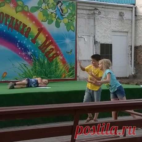 Репетиция праздника. Пока. Винни похрапывает пятачок и Кристофер  готовят подарок. #репетиция #праздник #Винни #пух #пятачок #все #спектакль #театр #театрдетям