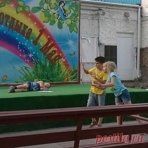 Репетиция праздника. Пока. Винни похрапывает пятачок и Кристофер  готовят подарок. #репетиция #праздник #Винни #пух #пятачок #все #спектакль #театр #театрдетям