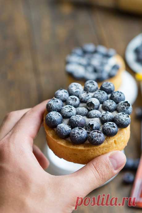 Тарт с ягодами и любимым кремом - Andy Chef (Энди Шеф) — блог о еде и путешествиях, пошаговые рецепты, интернет-магазин для кондитеров Тарт с ягодами и любимым кремом В этом время года я особенно люблю простые тарты с хорошим кремом и свежими ягодами. Думаю, что весь секрет этих маленьких пирожных в сочетании хрустящей, даже рассыпчатой, текстуры теста и нежнейшего наполнения с красивыми ягодами и сахарной пудрой. Для меня идеально, когда тарт на три-четыре укуса, потрясающе золотистый и,...