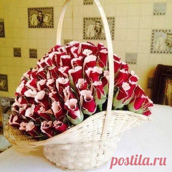Подарочная корзина из сладких роз