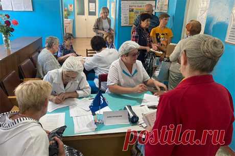 300 пациентов. В Брянке при поддержке ЕР начал работу «Поезд здоровья». Обследование у медиков лечебного состава в ЛНР прошли больше 300 человек. Поезд прибыл из Брянска.