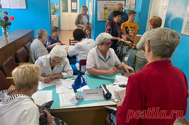 300 пациентов. В Брянке при поддержке ЕР начал работу «Поезд здоровья». Обследование у медиков лечебного состава в ЛНР прошли больше 300 человек. Поезд прибыл из Брянска.
