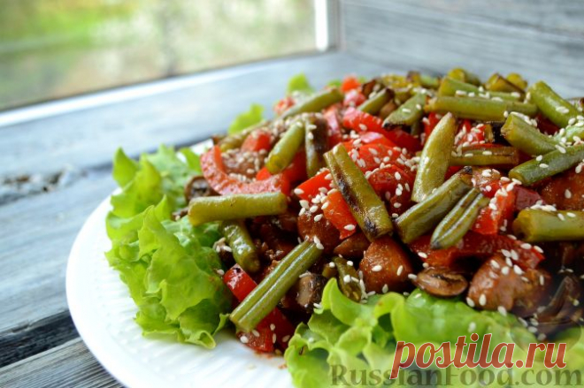 Рецепт: Теплый салат с куриным филе и грибами на RussianFood.com